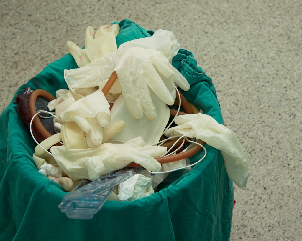 Surgical garbage bin in operating room