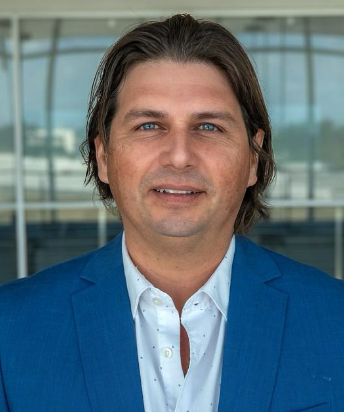 Eduardo De la Vega-Taboada headshot