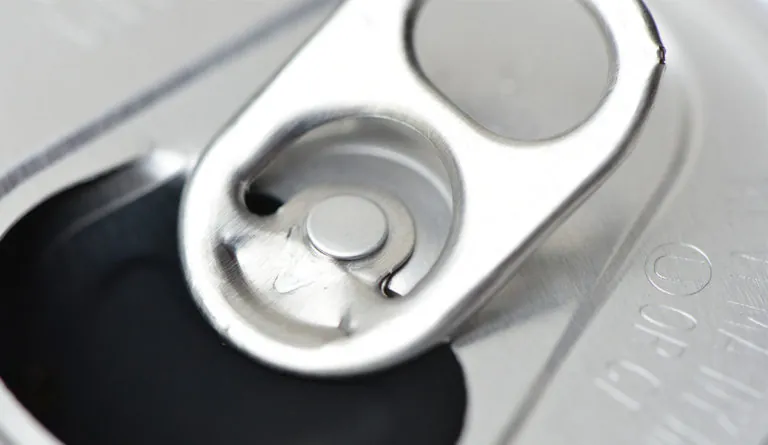 a close up of a can pull