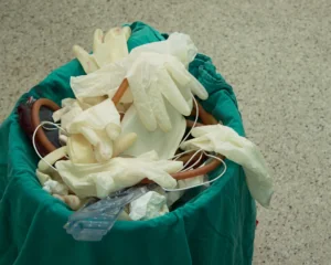 Surgical garbage bin in operating room